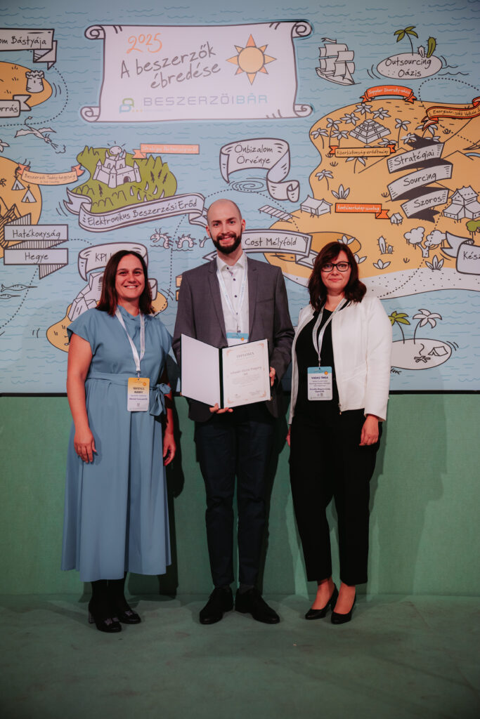Fertetics Mandy, a zsűri elnöke, Zsadányi Árpád, category buyer a Schneider Electric képviseletében és Vadas Tímea zsűritag, a tavalyi nyertes, a Grundfos képviseletében